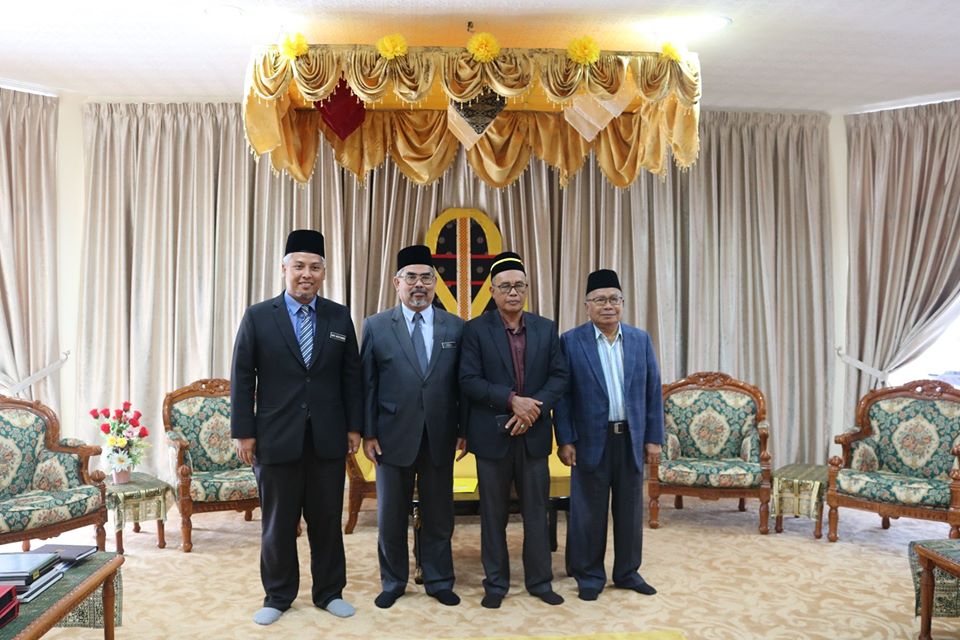 Y. Bhg. Dato’ Haji Zazali bin Salehudin, Datuk Bandar Majlis Bandaraya Seremban telah mengadap Y.T.M. Dato Mendika Menteri Akhirulzaman, Datuk Maarof Mat Rashad pada pagi ini bertempat di Balai Undang Luak Jelebu 