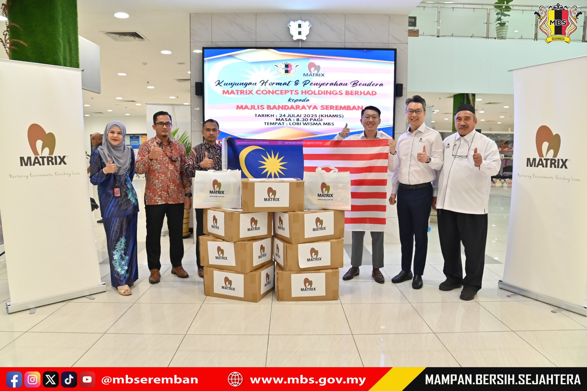 PENYERAHAN BENDERA JALUR GEMILANG DARIPADA MATRIX CONCEPTS HOLDINGS BERHAD KEPADA MBS