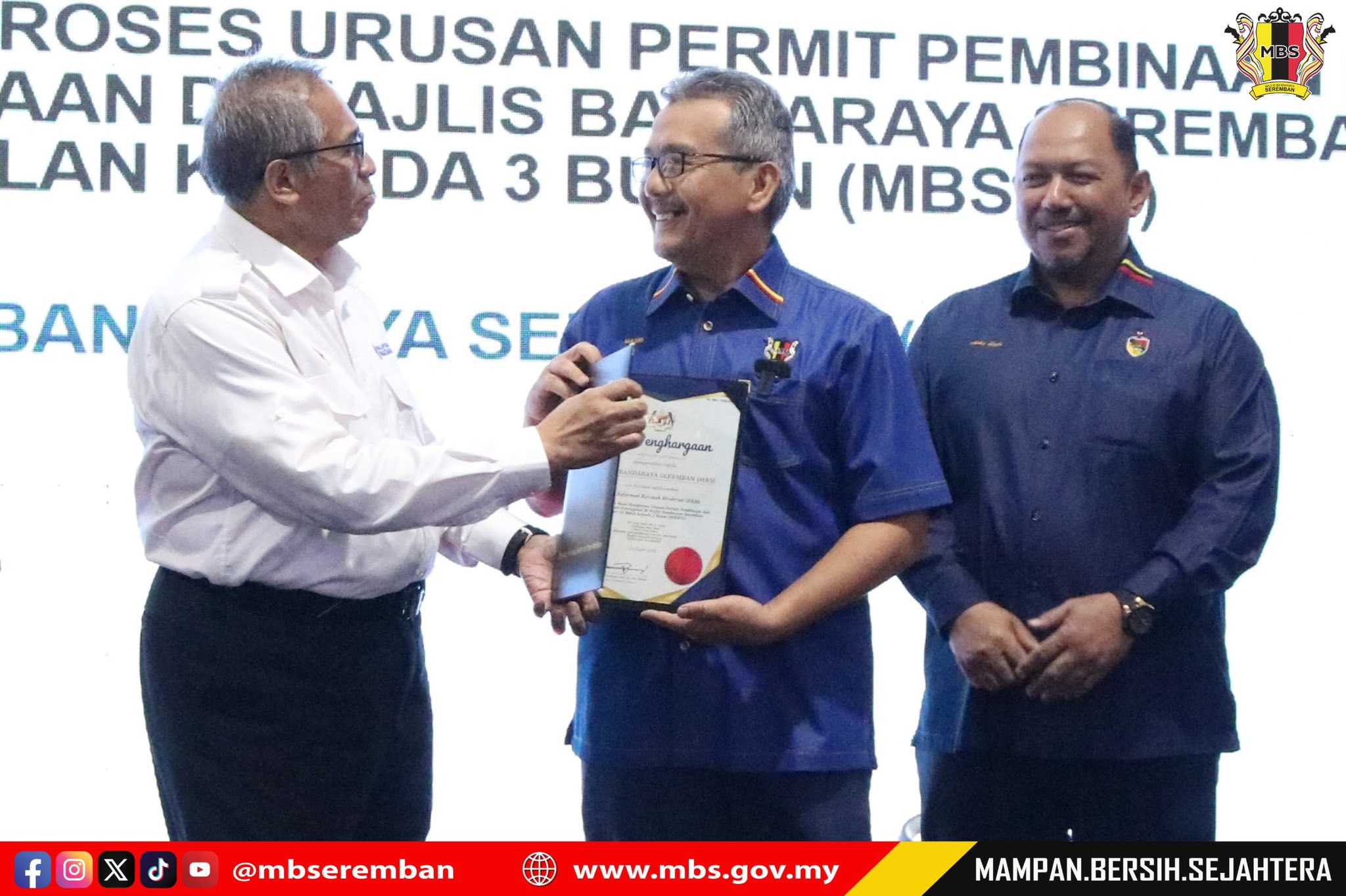 DATUK BANDAR MBS TERIMA SIJIL PENGHARGAAN REFORMASI KERENAH BIROKRASI (RKB) DARIPADA KETUA SETIAUSAHA NEGARA