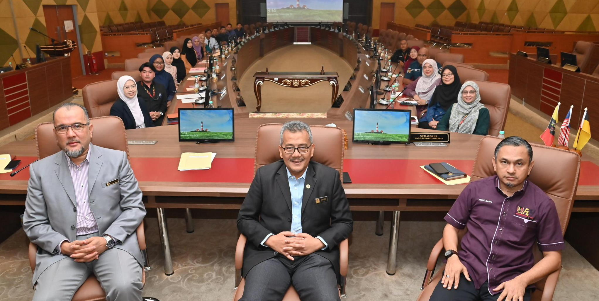 SESI PENYERAHAN SURAT KENAIKAN PANGKAT, PENGISIAN JAWATAN DAN PEMANGKUAN SERTA BACAAN IKRAR (AKU JANJI) PEGAWAI - PEGAWAI LANTIKAN BAHARU, MAJLIS BANDARAYA SEREMBAN