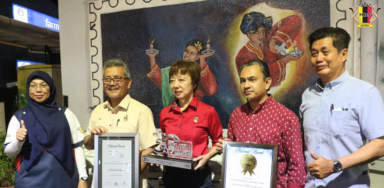 LORONG SENI SEREMBAN TERIMA ANUGERAH LORONG SENI TERPANJANG DI MALAYSIA OLEH MBOR