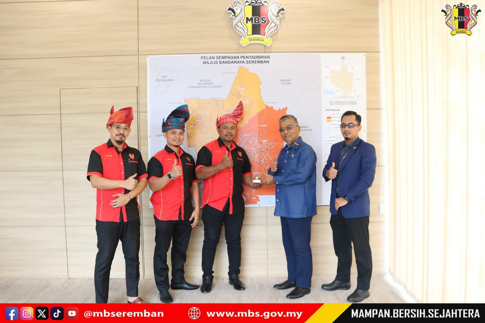 KUNJUNGAN HORMAT KE ATAS DATUK BANDAR OLEH PERTUBUHAN SENI SILAT GAYONG PANJI ALAM MALAYSIA CAWANGAN NEGERI SEMBILAN