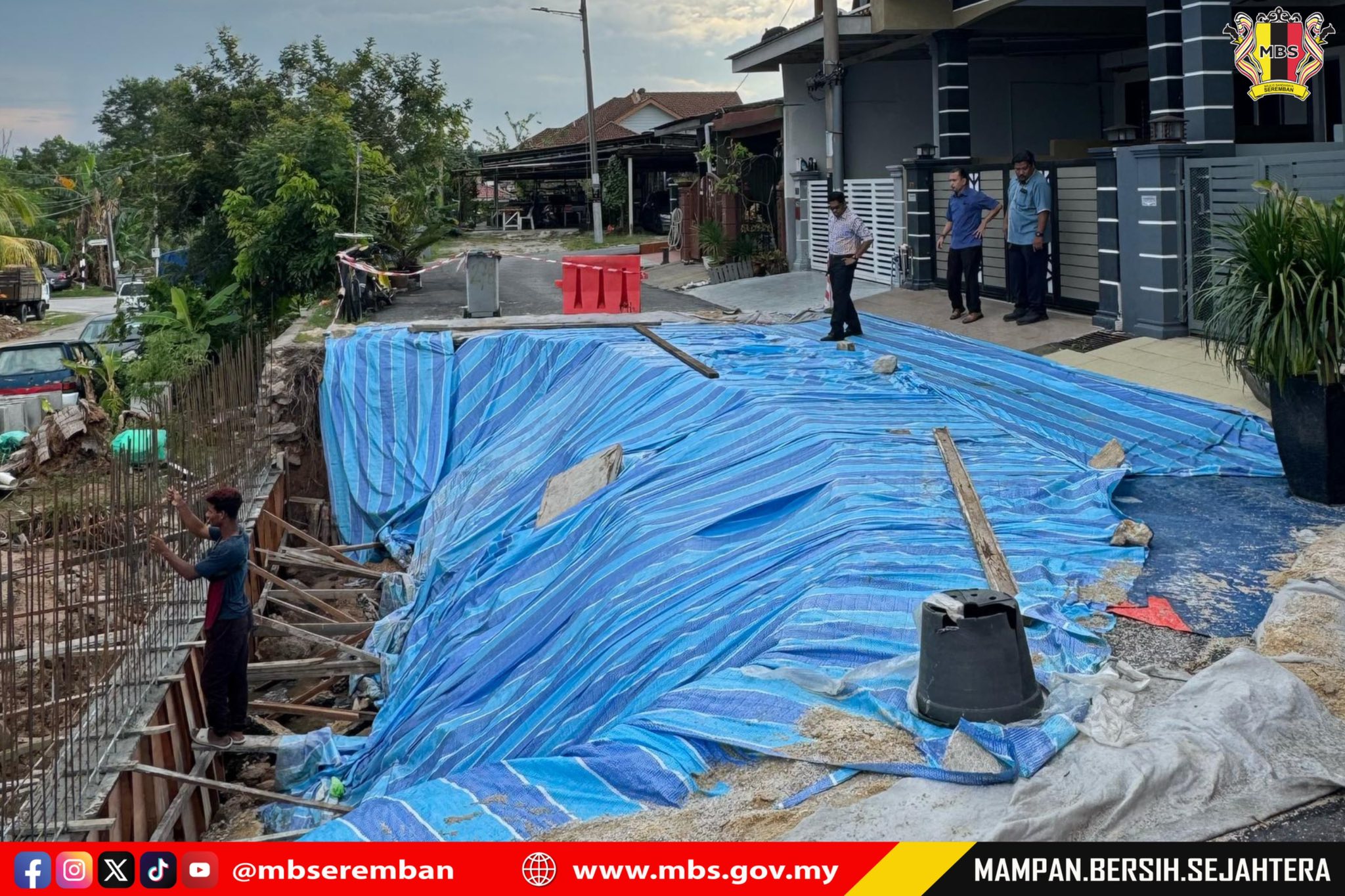 LAWATAN TURUN PADANG TUAN SETIAUSAHA MBS KE LOKASI TANAH RUNTUH
