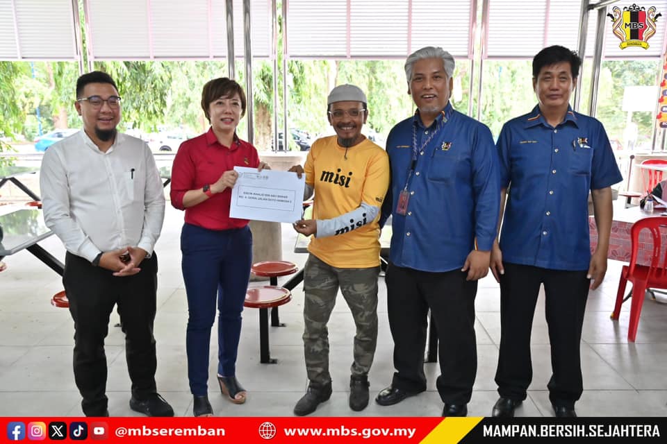 MAJLIS PENYERAHAN SURAT TAWARAN KEPADA PENIAGA