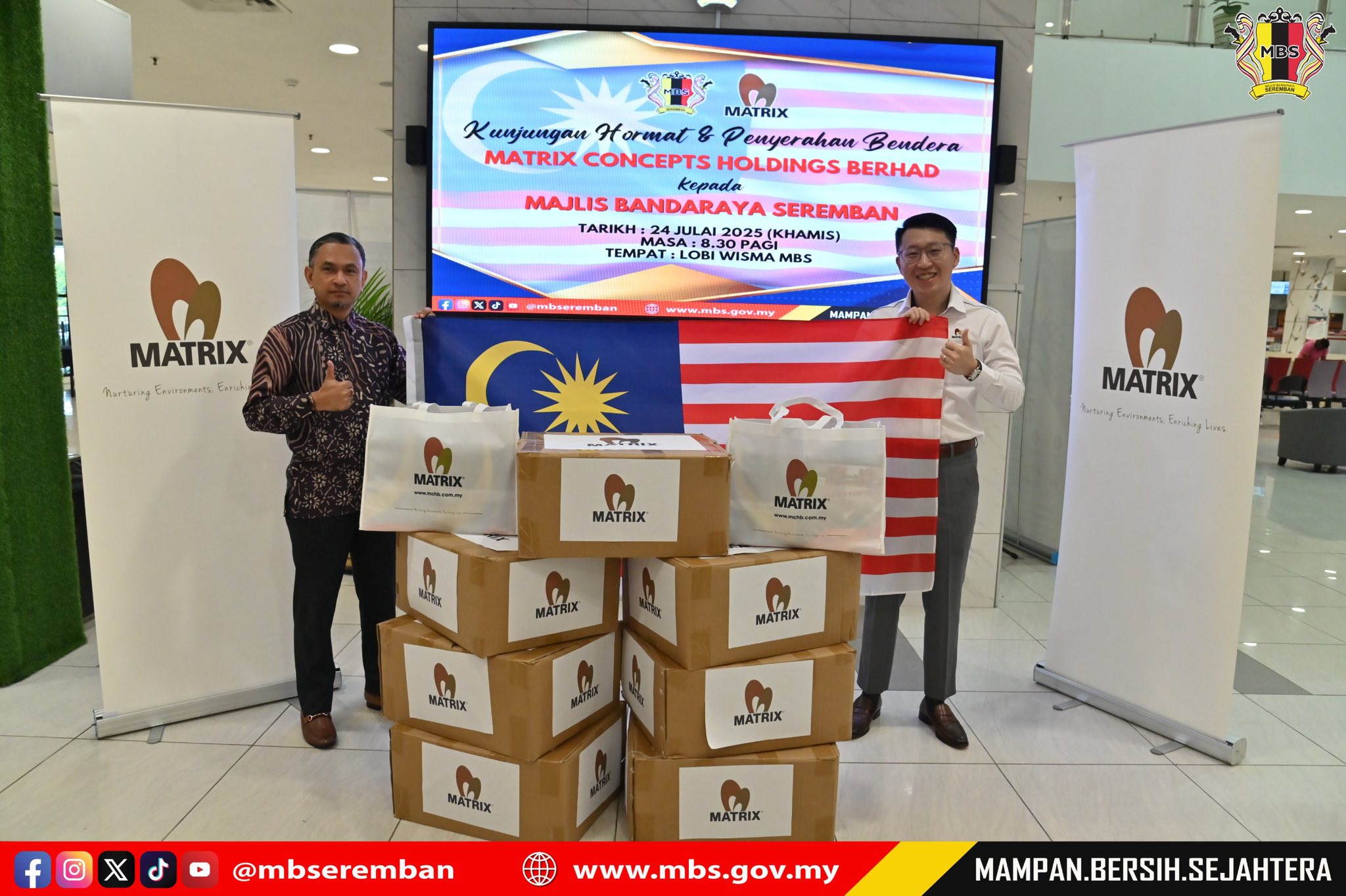 PENYERAHAN BENDERA JALUR GEMILANG DARIPADA MATRIX CONCEPTS HOLDINGS BERHAD KEPADA MBS