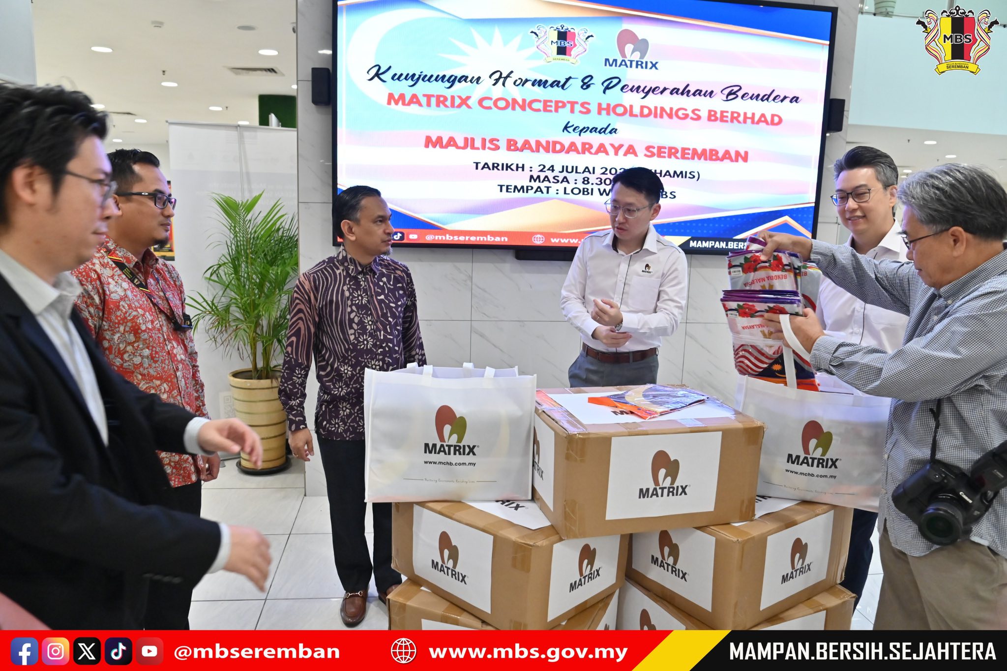 PENYERAHAN BENDERA JALUR GEMILANG DARIPADA MATRIX CONCEPTS HOLDINGS BERHAD KEPADA MBS