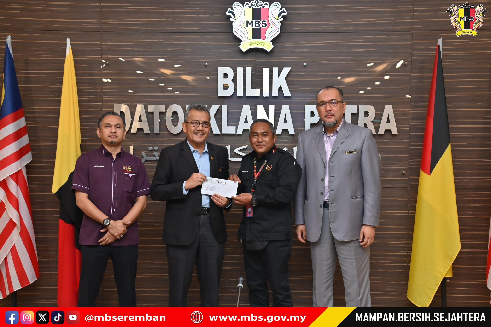 SESI PENYERAHAN SURAT KENAIKAN PANGKAT, PENGISIAN JAWATAN DAN PEMANGKUAN SERTA BACAAN IKRAR (AKU JANJI) PEGAWAI - PEGAWAI LANTIKAN BAHARU, MAJLIS BANDARAYA SEREMBAN