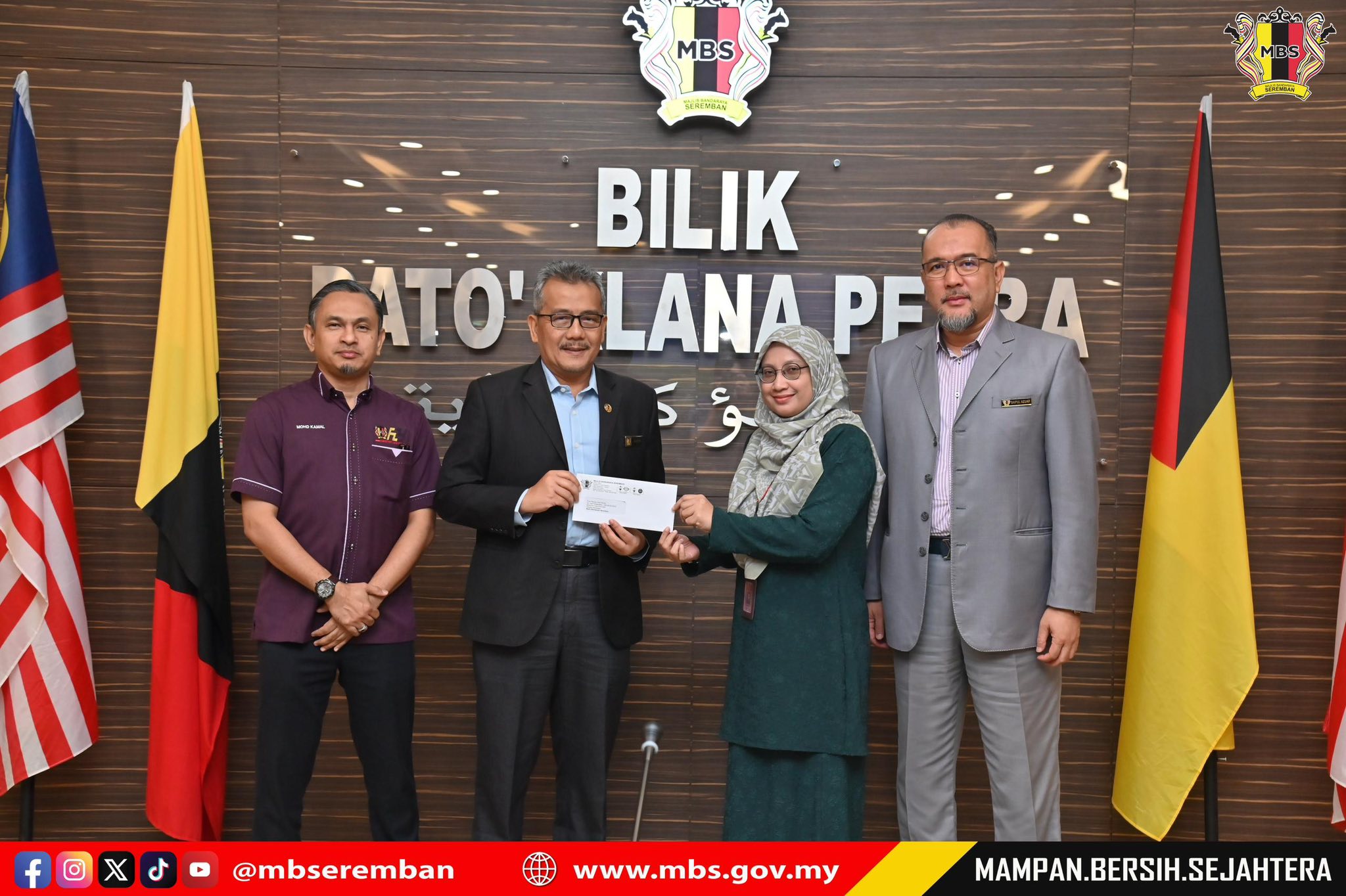 SESI PENYERAHAN SURAT KENAIKAN PANGKAT, PENGISIAN JAWATAN DAN PEMANGKUAN SERTA BACAAN IKRAR (AKU JANJI) PEGAWAI - PEGAWAI LANTIKAN BAHARU, MAJLIS BANDARAYA SEREMBAN