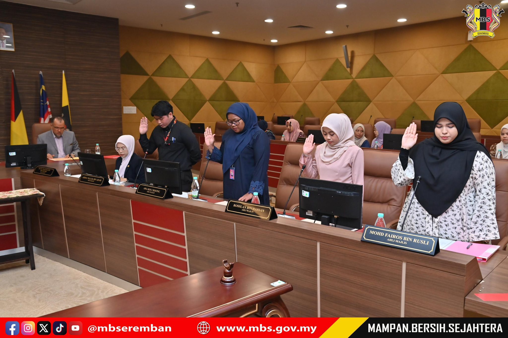 SESI PENYERAHAN SURAT KENAIKAN PANGKAT, PENGISIAN JAWATAN DAN PEMANGKUAN SERTA BACAAN IKRAR (AKU JANJI) PEGAWAI - PEGAWAI LANTIKAN BAHARU, MAJLIS BANDARAYA SEREMBAN