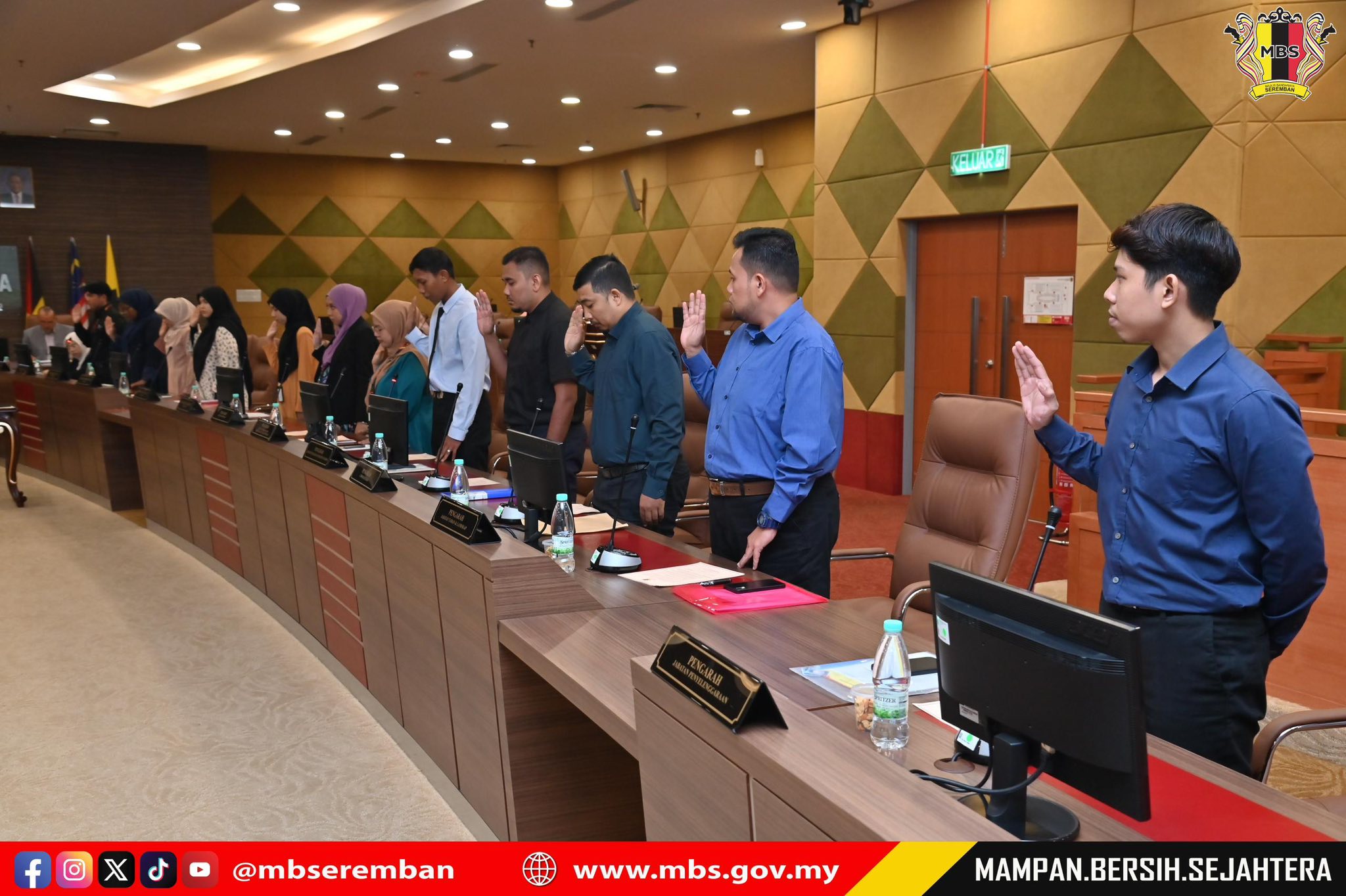 SESI PENYERAHAN SURAT KENAIKAN PANGKAT, PENGISIAN JAWATAN DAN PEMANGKUAN SERTA BACAAN IKRAR (AKU JANJI) PEGAWAI - PEGAWAI LANTIKAN BAHARU, MAJLIS BANDARAYA SEREMBAN