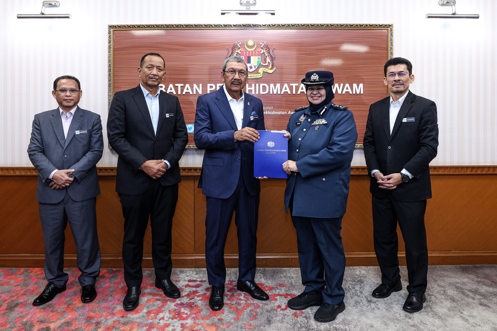 YBHG. TAN SRI WAN AHMAD DAHLAN BIN HAJI ABDUL AZIZ, KETUA PENGARAH PERKHIDMATAN AWAM (KPPA) MENYAMPAIKAN WATIKAH PENEMPATAN KEPADA ENAM (6) PEGAWAI DI PEJABAT YBHG. TAN SRI KPPA.