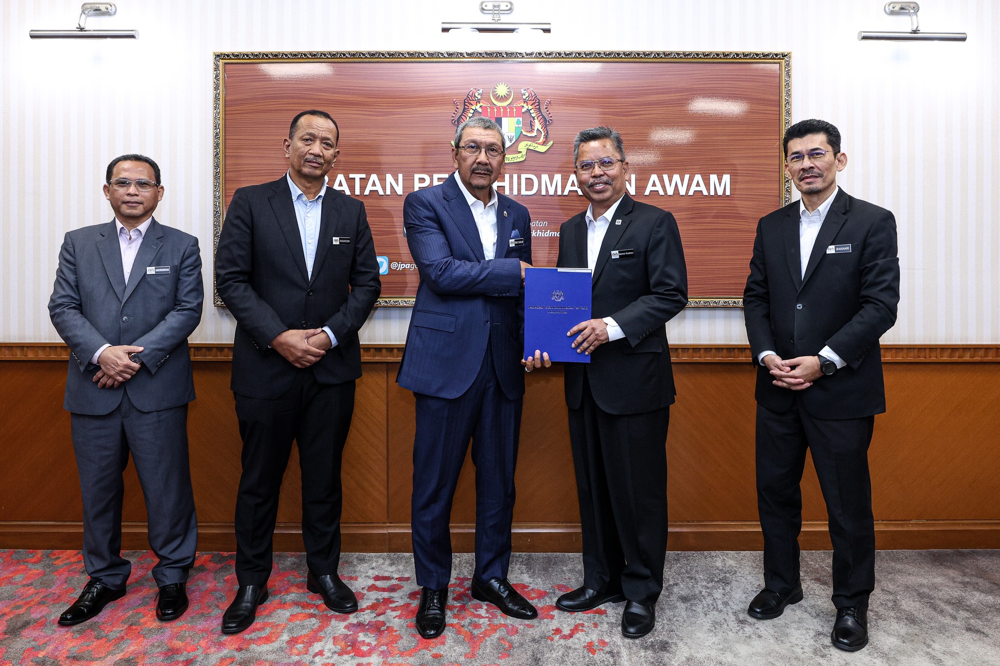 YBHG. TAN SRI WAN AHMAD DAHLAN BIN HAJI ABDUL AZIZ, KETUA PENGARAH PERKHIDMATAN AWAM (KPPA) MENYAMPAIKAN WATIKAH PENEMPATAN KEPADA ENAM (6) PEGAWAI DI PEJABAT YBHG. TAN SRI KPPA.