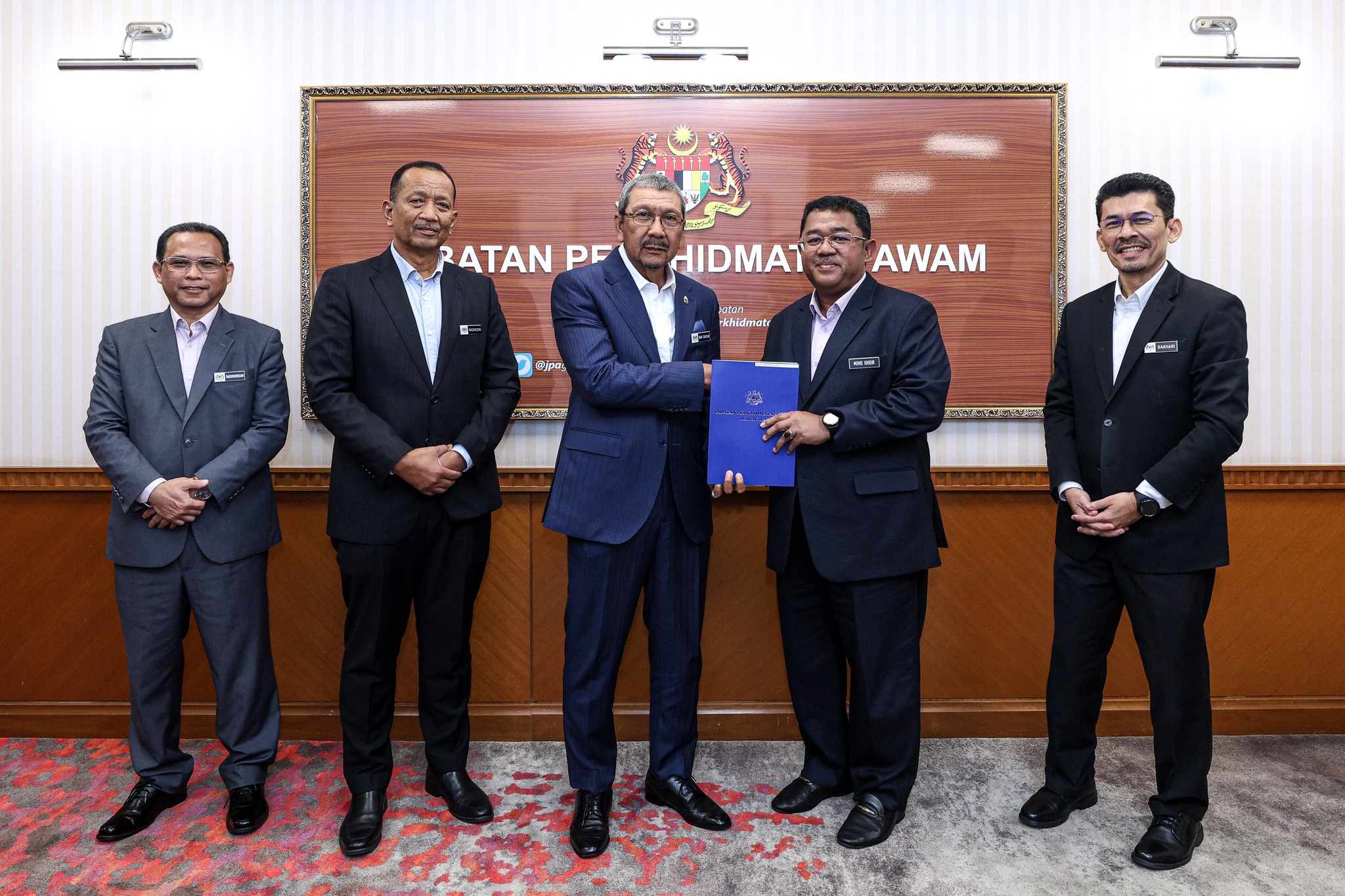 YBHG. TAN SRI WAN AHMAD DAHLAN BIN HAJI ABDUL AZIZ, KETUA PENGARAH PERKHIDMATAN AWAM (KPPA) MENYAMPAIKAN WATIKAH PENEMPATAN KEPADA ENAM (6) PEGAWAI DI PEJABAT YBHG. TAN SRI KPPA.