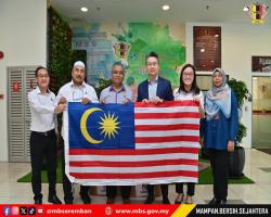 PENYERAHAN BENDERA JALUR GEMILANG DARIPADA MATRIX CONCEPTS HOLDINGS BERHAD KEPADA MBS