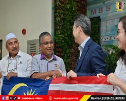 PENYERAHAN BENDERA JALUR GEMILANG DARIPADA MATRIX CONCEPTS HOLDINGS BERHAD KEPADA MBS