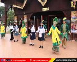 KUNJUNGAN HORMAT DELEGASI JEPUN SEMPENA PROGRAM "18TH MAJLIS BELIA NEGERI SEMBILAN (MBNNS) - TOCHIGI-KEN SEINEN KAIKAN FOUNDATION (TSKF), JAPAN YOUTH EXCHANGE" KE MAJLIS BANDARAYA SEREMBAN