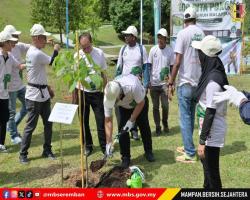 PROGRAM MOH GOTONG ROYONG HARI CUCI MALAYSIA SAMBIL TANAM POKOK