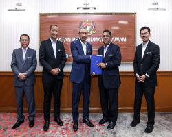 YBHG. TAN SRI WAN AHMAD DAHLAN BIN HAJI ABDUL AZIZ, KETUA PENGARAH PERKHIDMATAN AWAM (KPPA) MENYAMPAIKAN WATIKAH PENEMPATAN KEPADA ENAM (6) PEGAWAI DI PEJABAT YBHG. TAN SRI KPPA.