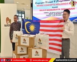 PENYERAHAN BENDERA JALUR GEMILANG DARIPADA MATRIX CONCEPTS HOLDINGS BERHAD KEPADA MBS