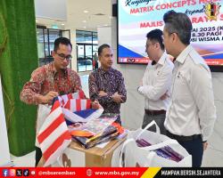 PENYERAHAN BENDERA JALUR GEMILANG DARIPADA MATRIX CONCEPTS HOLDINGS BERHAD KEPADA MBS