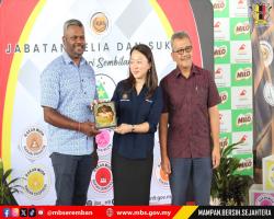 MAJLIS PENYERAHAN PROJEK MENAIK TARAF PAPAN MARKAH (SCOREBOARD) DI PUSAT AKUATIK PAROI