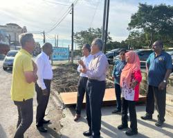 DATUK BANDAR TURUN KE LOKASI BANJIR KG. BARU RAHANG